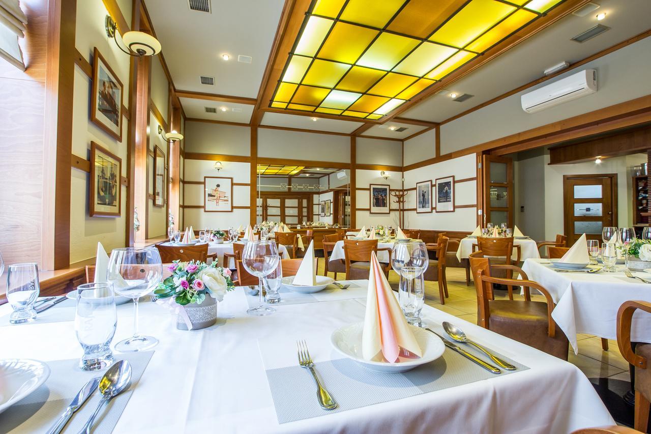 Hotel Pod Vezi Strážnice المظهر الخارجي الصورة